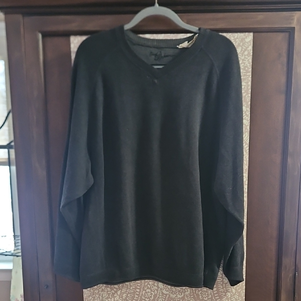 Tommy Bahama Men's Charcoal V-Neck Sweater.  Size Medium